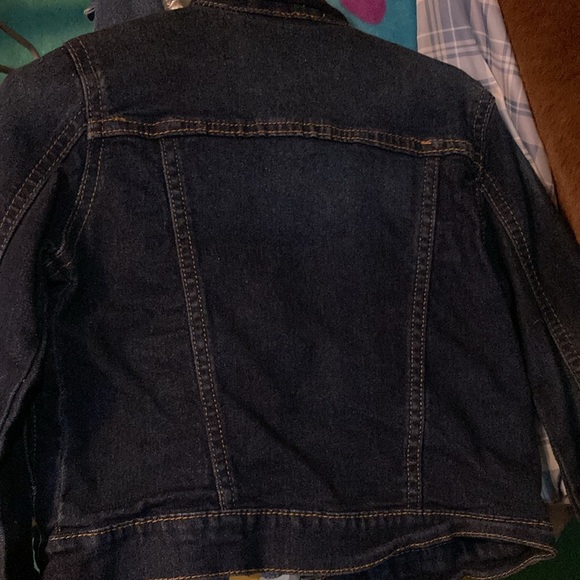 Jean jacket it a navy blue color and all the buttons are there and 2 pockets - Picture 2 of 3